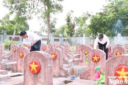 Ban Nội ch&iacute;nh Tỉnh ủy d&acirc;ng hoa, d&acirc;ng hương tri &acirc;n c&aacute;c Anh h&ugrave;ng liệt sĩ tại Nghĩa trang Liệt sĩ Nghi Lộc