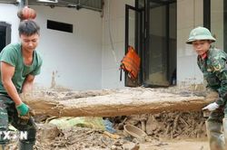 Bộ đội Cụ Hồ - 'điểm tựa' của người dân ở vùng lũ Mường Than