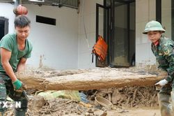 Bộ đội Cụ Hồ - 'điểm tựa' của người dân ở vùng lũ Mường Than
