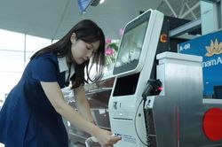 Khách tự làm thủ tục, gửi hành lý tự động cho chuyến bay quốc tế ở Nội Bài
