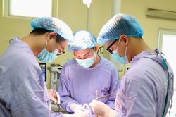Phẫu thuật cắt khối u phổi 16cm và tạo hình phế quản với kỹ thuật hiện đại