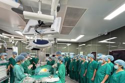 Một cuộc chia tay của người đàn ông đã thắp sáng cho ba cuộc đời khác