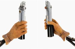 Thanh kiếm &aacute;nh s&aacute;ng của Luke Skywalker lập kỷ lục đấu gi&aacute; Star Wars