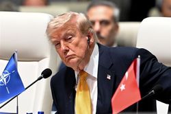 Bị ông Trump sa thải sau một giờ nhậm chức, công tố viên Mỹ khởi kiện