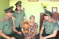 'Bức ảnh tri ân' làm ấm lòng thân nhân liệt sĩ