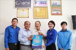 Thắp nến tri &acirc;n c&aacute;c anh h&ugrave;ng liệt sĩ tại nghĩa trang v&agrave;o tối 26/7