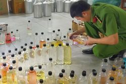 Ph&aacute; đường d&acirc;y sản xuất, b&aacute;n nước hoa giả tr&ecirc;n Shopee, khởi tố 13 bị can