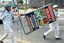Xử lý bảng hiệu không có tiếng Việt ở phố du lịch Đà Nẵng