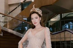 Hoa hậu Lê Hoàng Phương khoe dáng chuẩn đồng hồ cát