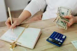 Có sẵn nhà, ô tô, cặp vợ chồng ở Hà Nội vẫn không thoát cảnh lương tháng nào 'xào' sạch tháng đó