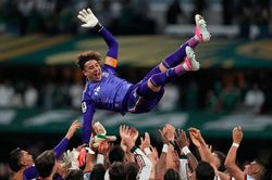 Huyền thoại b&oacute;ng đ&aacute; Mexico Guillermo Ochoa ch&iacute;nh thức giải nghệ