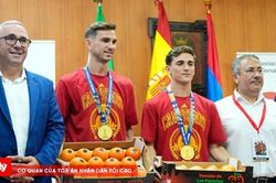 Vô địch World Cup, Gavi và Fabían Ruiz được tặng món quà đặc biệt khi trở về quê nhà