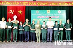 Trao 116 suất quà tri ân cựu thanh niên xung phong khó khăn