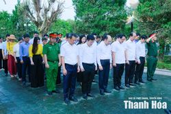 Phó Chủ tịch UBND tỉnh Cao Văn Cường viếng nghĩa trang liệt sĩ; tặng quà gia đình chính sách xã Hậu Lộc, Triệu Lộc