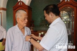 Trao Huy hiệu 65 năm tuổi Đảng cho đồng chí Phan Trung Kiên