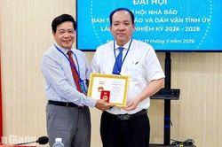 Phó Chủ tịch Thường trực UBND tỉnh An Giang Nguyễn Thanh Phong nhận Kỷ niệm chương Vì sự nghiệp báo chí Việt Nam