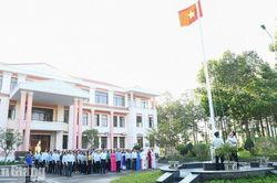 Ki&ecirc;n Lương đưa lời B&aacute;c dạy v&agrave;o buổi ch&agrave;o cờ đầu th&aacute;ng