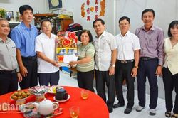 Thăm, tặng quà người thờ phụng liệt sĩ tại Châu Đốc