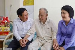 Ủy vi&ecirc;n Ban Thường vụ Tỉnh ủy An Giang Mai Ho&agrave;ng Khởi thăm gia đ&igrave;nh ch&iacute;nh s&aacute;ch