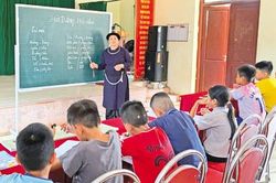 Lớp học tiếng dân tộc giữa non xanh