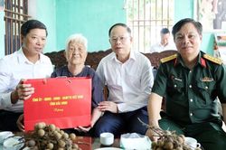 Ph&oacute; Chủ tịch UBND tỉnh Đ&agrave;o Quang Khải thăm, tặng qu&agrave; người c&oacute; c&ocirc;ng tại x&atilde; Y&ecirc;n Thế v&agrave; Xu&acirc;n Lương