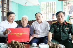 Phó Chủ tịch UBND tỉnh Đào Quang Khải thăm, tặng quà người có công tại xã Yên Thế và Xuân Lương