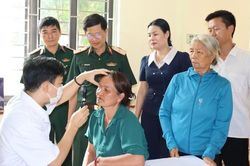 Bắc Ninh: Học viện Quân y khám bệnh và tặng quà gia đình chính sách tại xã Nam Dương