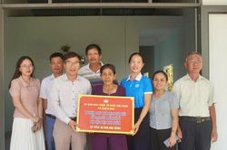 Mặt trận xã Chiên Đàn trao nhà Đại đoàn kết cho hộ đặc biệt khó khăn