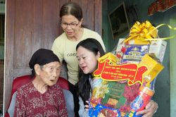 Sở Nội vụ Đà Nẵng thăm gia đình chính sách tại xã Thăng Phú