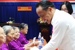 Phó Bí thư Thường trực Thành ủy Nguyễn Đình Vĩnh thăm Trung tâm Phụng dưỡng người có công cách mạng