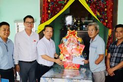 Ban Đô thị HĐND thành phố tặng quà người có công tại phường Điện Bàn