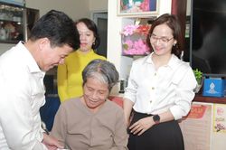 Trưởng ban Nội chính Thành ủy Võ Công Chánh thăm gia đình có công với cách mạng tiêu biểu