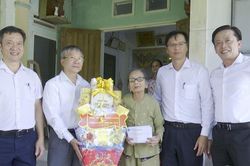 Chủ tịch HĐND thành phố Nguyễn Đức Dũng dâng hương tri ân anh hùng liệt sĩ, tặng quà Bà mẹ Việt Nam anh hùng