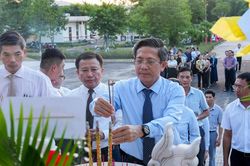 Lãnh đạo thành phố dâng hương, tri ân người có công tại xã Chiên Đàn và xã Tây Hồ