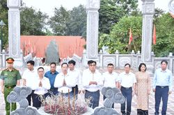 Đoàn công tác tỉnh Lai Châu dâng hương tri ân các anh hùng liệt sĩ tại Điện Biên