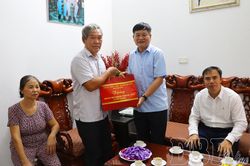 Phó Bí thư Thường trực Tỉnh ủy Lê Thành Đô thăm, tặng quà gia đình chính sách tại phường Điện Biên Phủ