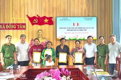 Gỡ 'nút thắt' hộ tịch cho người yếu thế