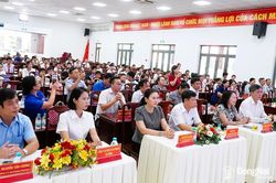 Bình Long trao tặng sách giáo khoa cho học sinh