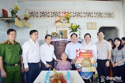 Đoàn công tác của Thành ủy, HĐND, UBND, Ủy ban MTTQ Việt Nam thành phố thăm, tặng quà người có công và thân nhân người có công với cách mạng