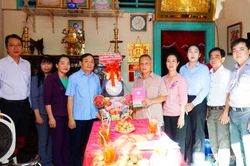 Đồng chí Phan Văn Thắng thăm, tặng quà gia đình thương binh Nguyễn Văn Hoàng