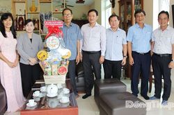 Đồng chí Châu Thị Mỹ Phương thăm, tặng quà nguyên lãnh đạo tỉnh Đồng Tháp