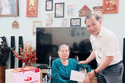 Bí thư Đảng ủy phường Diên Hồng thăm, tặng quà người có công với cách mạng