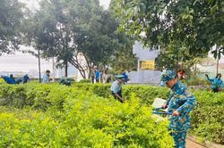 Ra quân dọn vệ sinh khuôn viên Bia tưởng niệm các chiến sĩ cách mạng hy sinh tại Trại giam tù binh Pleiku