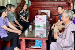 Phó Chủ tịch UBND tỉnh Nguyễn Thị Thanh Lịch thăm, tặng quà các gia đình chính sách