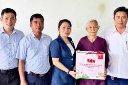 Trưởng Ban Tuyên Giáo và Dân vận Tỉnh ủy Nguyễn Thị Phong Vũ thăm, tặng quà 18 gia đình chính sách