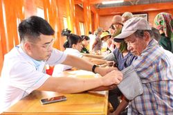 Đoàn KT-QP 74 khám bệnh, cấp thuốc miễn phí cho người dân xã Ia Chia