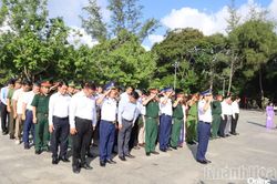 Đo&agrave;n c&ocirc;ng t&aacute;c khảo s&aacute;t biển, đảo ven bờ năm 2026 tri &acirc;n v&agrave; trao an sinh tại đặc khu C&ocirc;n Đảo
