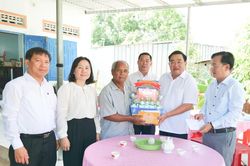 Phó Chủ tịch UBND tỉnh Trịnh Minh Hoàng thăm, tặng quà người có công với cách mạng tại xã Mỹ Sơn