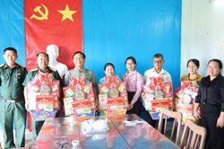 Đảng ủy xã Ninh Phước thăm, tặng quà các gia đình người có công với cách mạng