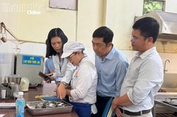 Kiểm tra đột xuất công tác bảo đảm an toàn thực phẩm tại bếp ăn tập thể của các doanh nghiệp